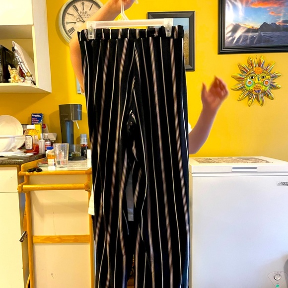 Beautiful Wide Leg Vertical Striped Pants - Picture 3 of 10